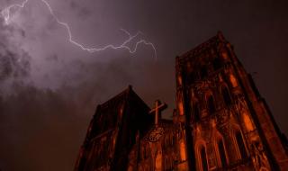 华为一直显示红色闪电 摄影师拍到红色闪电